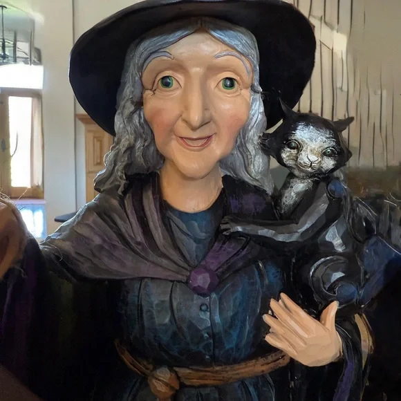 Jim Shore Heartwood Lighted Halloween Witch With Cat & Lantern 20"
Retired 2018 - Picture 2 of 11